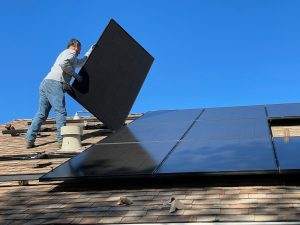 Installation panneaux solaires : à qui faire appel ?
