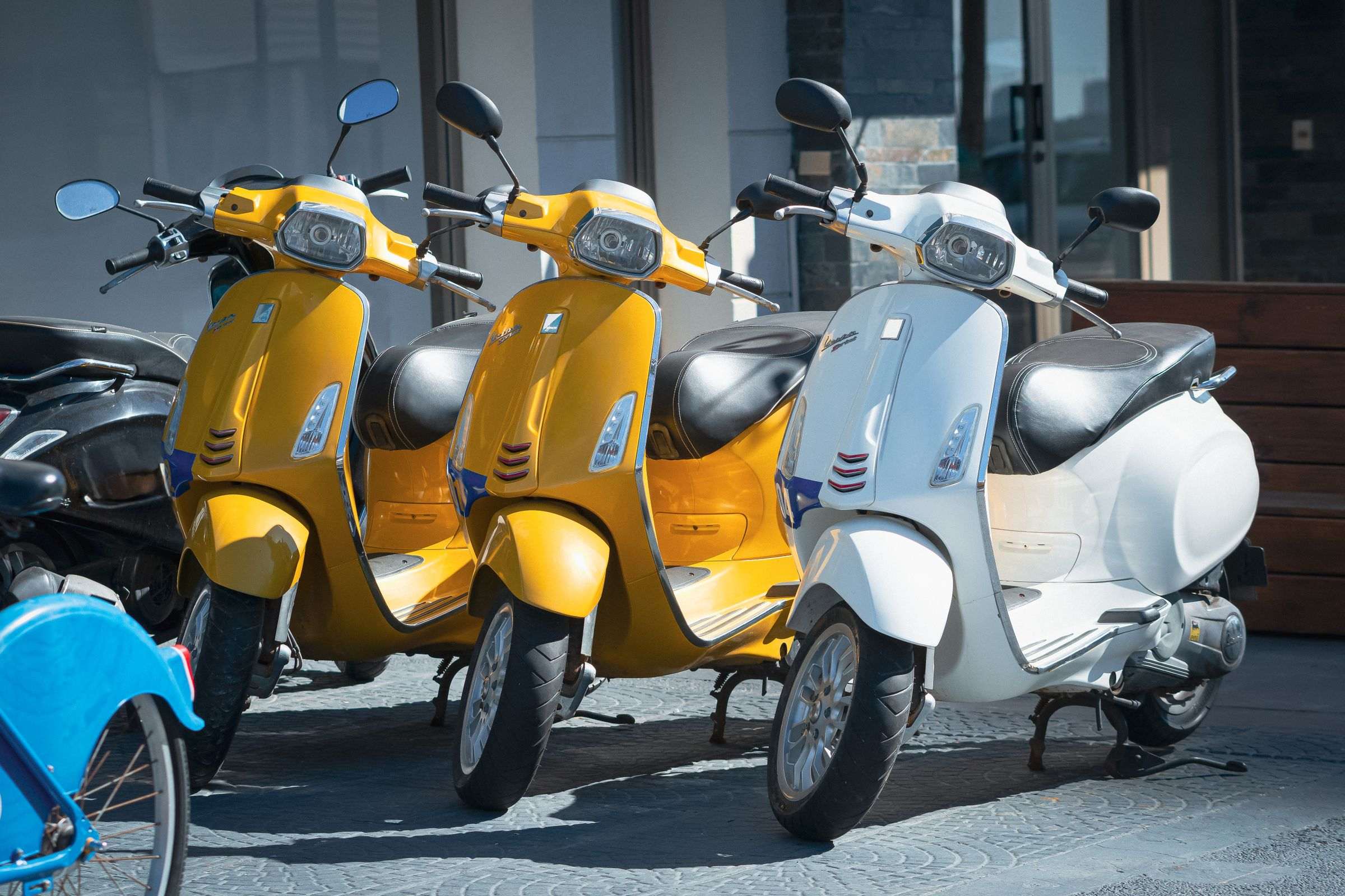 Scooters garés au bord d’une rue