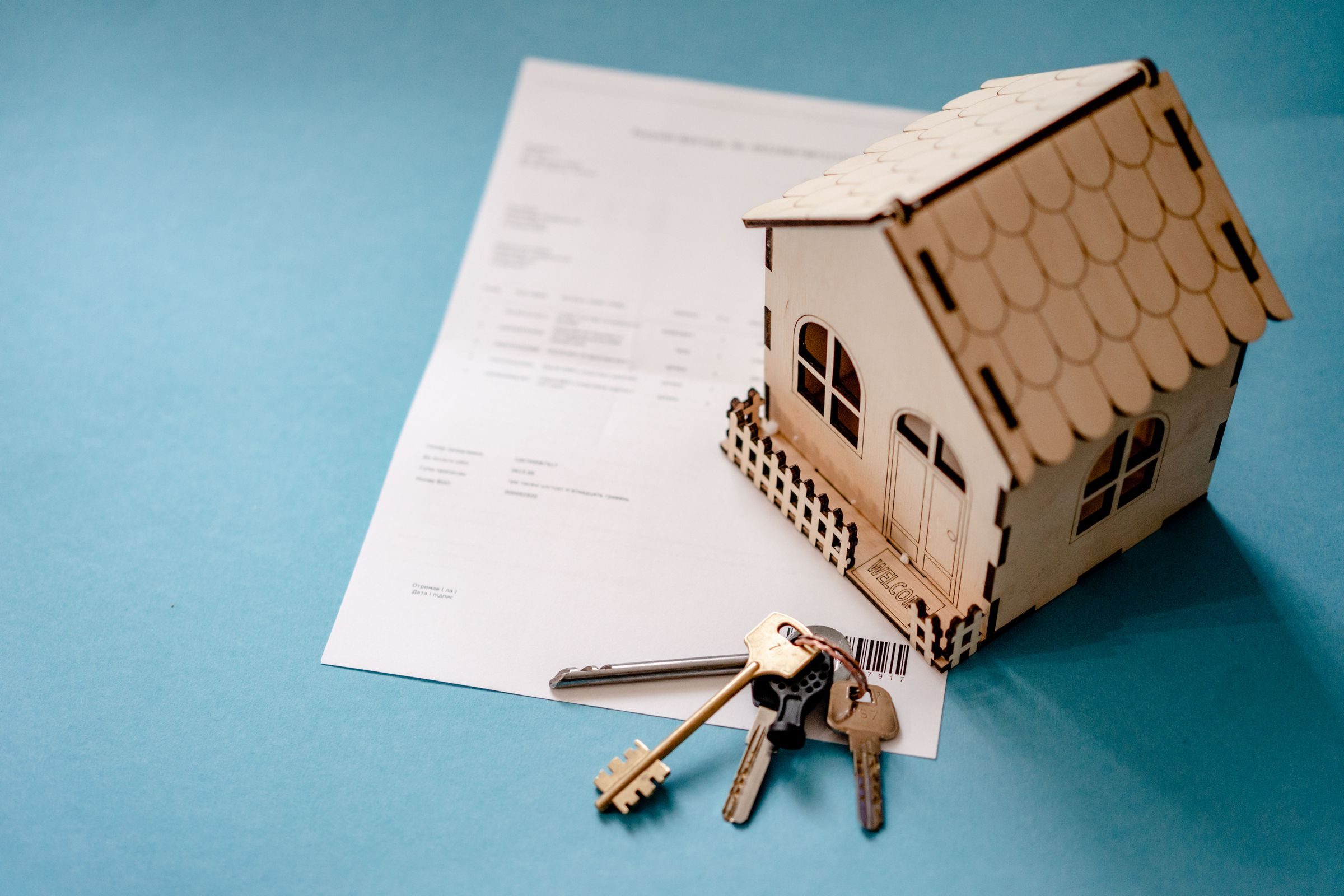 Maquette de maison, clés et documents posés sur un plan