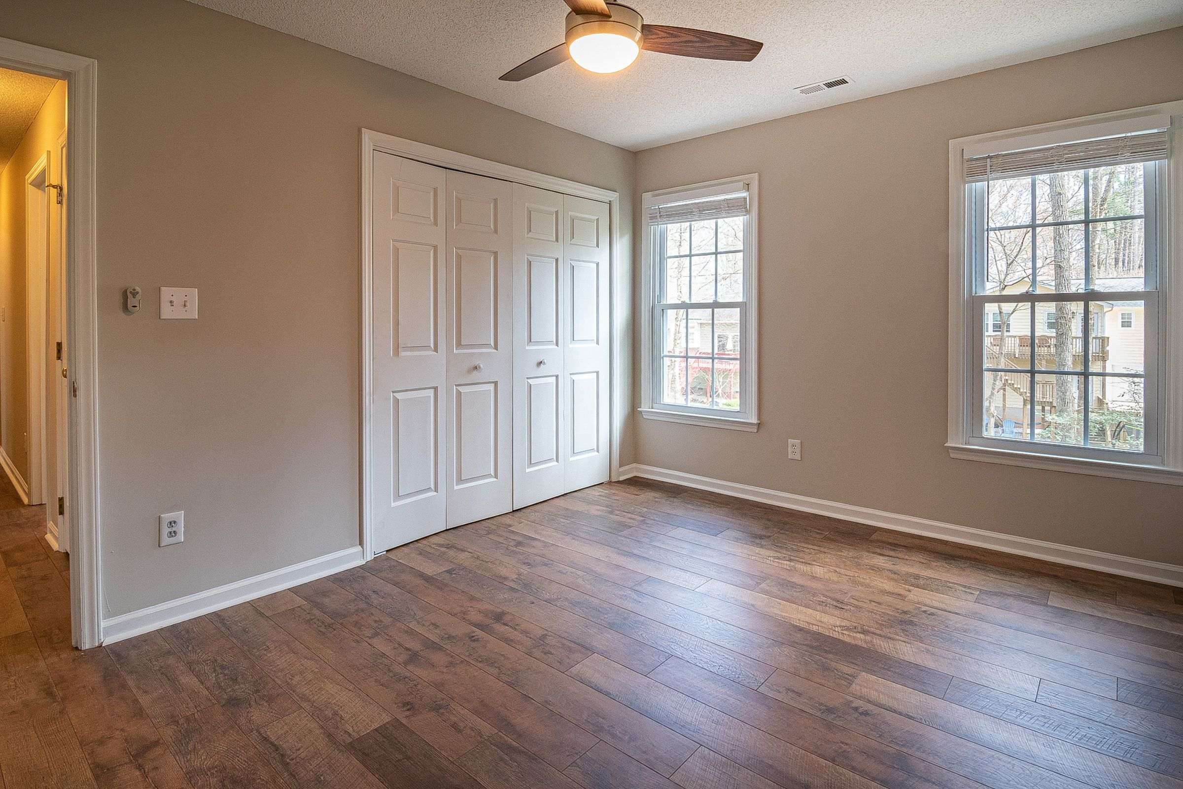 Pièce vide d’un appartement rénové, prête à être louée